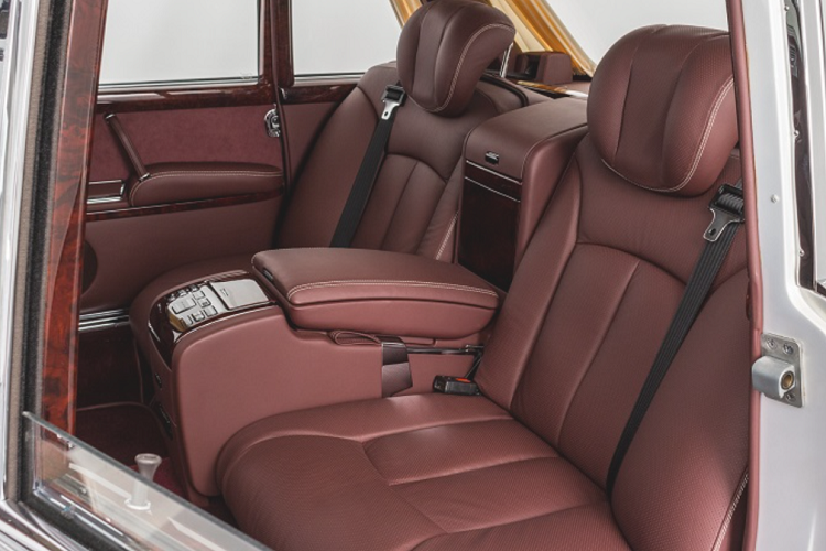 Thiết kế hàng ghế sau dạng thuyền trưởng với nhiều tính năng tiện nghi như sưởi ấm/thông gió. Chuyển sang Maybach, đây không phải là một chiếc 57 hay 62 điển hình từ những năm đầu 2000, mà là một chiếc Landaulet 62S. Điều này có nghĩa là nó có phần mui mềm điều chỉnh bằng thủy lực, mang đến cho hành khách ngồi phía sau một không gian thoáng đãng hơn nhờ được tận hưởng cảm giác ngoài trời như một chiếc mui trần.