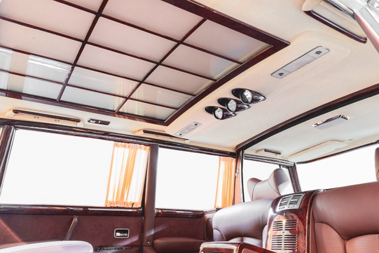 Mặc dù khoang nội thất không có đến 6 ghế ngồi như mẫu Mercedes-Benz 600 Pullman kể trên, nhưng Maybach 62S Landaulet cũng được trang bị một vách ngăn giữa hai khoang, ghế thuyền trưởng ở phía sau, chỗ để chân có thể thu gọn, giá để ly champagne cùng hai màn hình giải trí. Toàn bộ nội thất được bọc da màu be kết hợp cùng một số điểm nhấn màu đen và sợi carbon tinh tế.