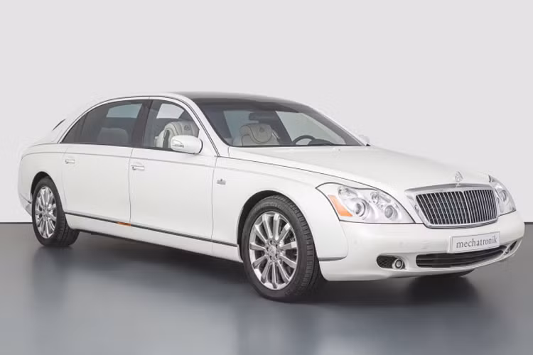 Trong khi Pullman sở hữu dáng xe hình hộp vượt thời gian thì Maybach lại sử dụng nhiều đường nét tròn trịa mang tính khí động học cao hơn. Với số tiền 2.320.500 Euro (khoảng 59,8 tỷ đồng) trong tay thì giữa Mercedes-Benz 600 Pullman và Maybach 62S Landaulet, đâu mới là sự lựa chọn của bạn