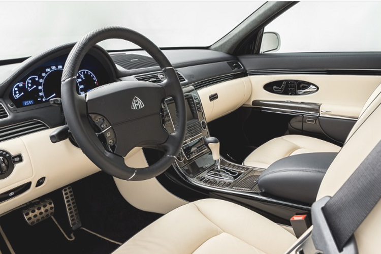 Chiếc 62S Landaulet này mới chỉ lăn bánh khoảng 1.900 km kể từ năm 2009, hầu hết thời gian còn lại nó chỉ nằm trong gara như một “vật trưng bày”. Dù có cùng mức giá bán và thiết kế khoang nội thất đẳng cấp tương tự, nhưng khoảng thời gian 4 thập kỷ khiến hai chiếc limousine này trông khác biệt rõ từ bên ngoài.