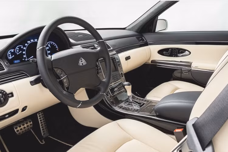 Chiếc 62S Landaulet này mới chỉ lăn bánh khoảng 1.900 km kể từ năm 2009, hầu hết thời gian còn lại nó chỉ nằm trong gara như một “vật trưng bày”. Dù có cùng mức giá bán và thiết kế khoang nội thất đẳng cấp tương tự, nhưng khoảng thời gian 4 thập kỷ khiến hai chiếc limousine này trông khác biệt rõ từ bên ngoài.