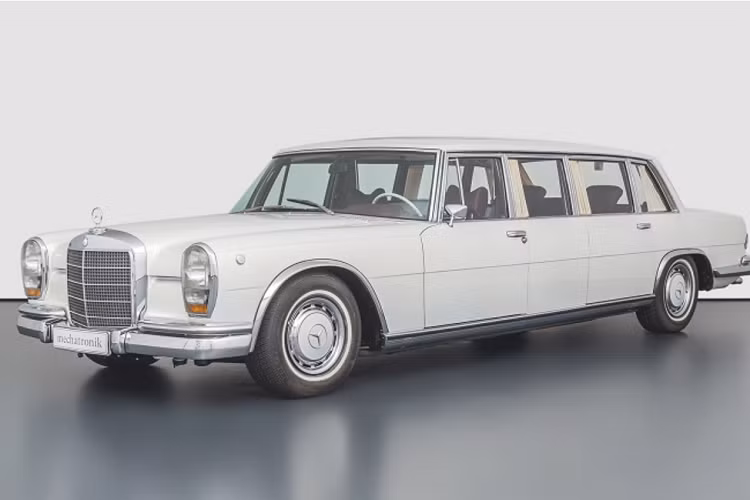 Ngoài một số nâng cấp trong khoang nội thất, chiếc Mercedes-Benz 600 Pullman hàng hiếm này vẫn giữ lại nền tảng ban đầu với khung gầm và hệ truyền động nguyên bản, bao gồm động cơ V8 6.3L mạnh 250 mã lực, hộp số tự động 4 cấp và hệ dẫn động cầu sau.