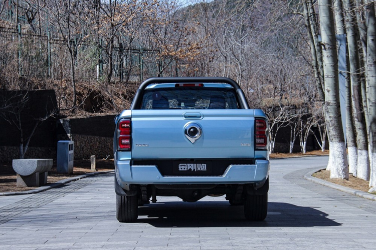 Trong khi đó, thùng sau của xe có kích thước cụ thể bao gồm chiều dài 1.820 mm, chiều rộng 1.500 mm, chiều cao 495 mm và trọng tải tối đa 500 kg. Được áp dụng phong cách thiết kế mới của thương hiệu GWM, King Kong Cannon mang trên mình ngoại hình khỏe khoắn và vuông vức.