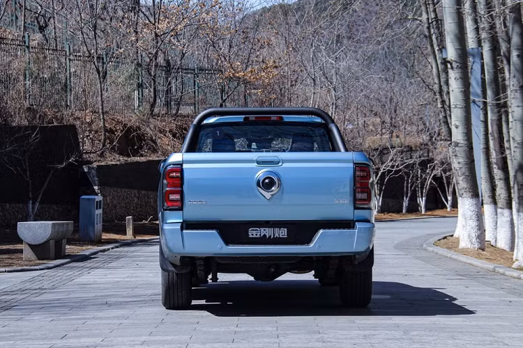 Trong khi đó, thùng sau của xe có kích thước cụ thể bao gồm chiều dài 1.820 mm, chiều rộng 1.500 mm, chiều cao 495 mm và trọng tải tối đa 500 kg. Được áp dụng phong cách thiết kế mới của thương hiệu GWM, King Kong Cannon mang trên mình ngoại hình khỏe khoắn và vuông vức.