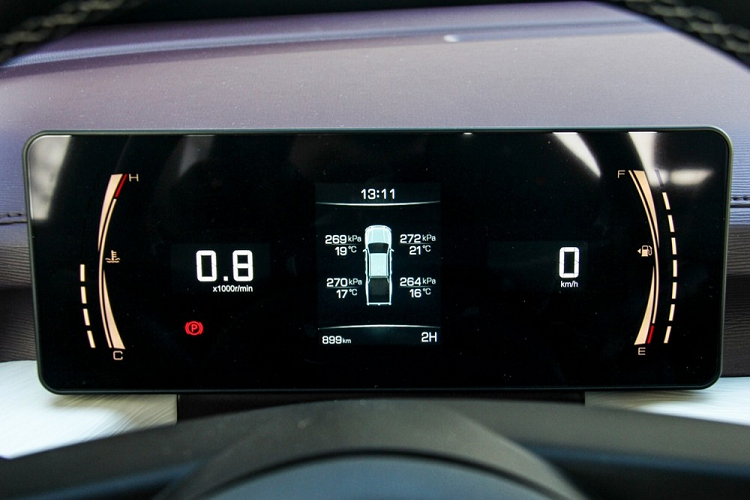 Bên sườn, GWM King Kong Cannon sở hữu hốc bánh vuông vức, chắn bùn nổi bật và bộ vành 6 chấu. Đặc biệt, mẫu xe bán tải này còn có những đường dập gân uốn lượn lạ mắt. Một đường gân kéo dài từ đèn pha đến cửa rồi vòng lại chắn bùn trước. Đường gân thứ hai kéo dài từ chắn bùn trước đến thùng xe rồi vòng lại chắn bùn sau. Trong khi đó, phía sau xe xuất hiện cụm đèn hậu nằm dọc, ôm lấy cửa thùng sau. Ngoài ra, thùng sau còn đi kèm thanh vai bò (thanh thể thao) màu đen.