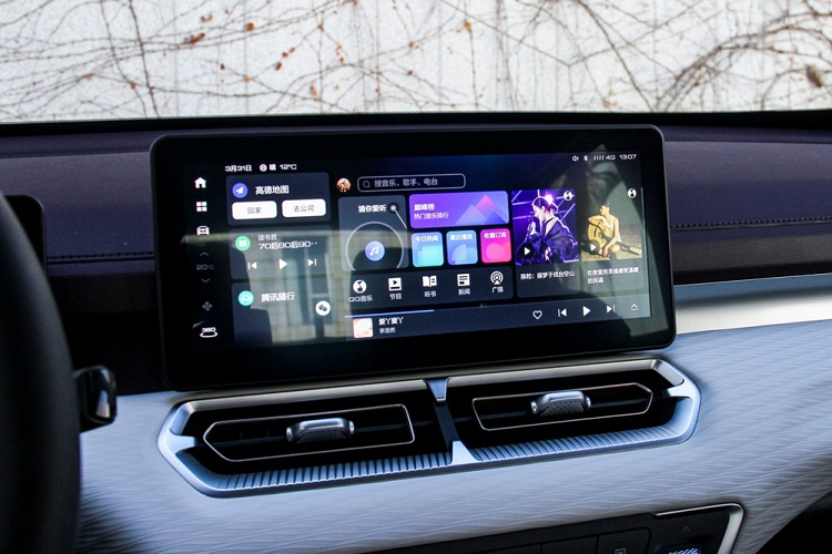 Bên trong GWM King Kong Cannon là nội thất khá bắt mắt và không giống xe bán tải thương mại. Điểm nhấn của mẫu xe bán tải này nằm ở bảng đồng hồ kỹ thuật số với màn hình LCD sau vô lăng, màn hình thông tin giải trí dạng cảm ứng nằm độc lập trên mặt táp-lô, vô lăng tích hợp phím chức năng, tính năng ra lệnh bằng giọng nói và cập nhật phần mềm qua WiFi. Ngoài ra, bên trong GWM King Kong Cannon còn có những chi tiết ốp kim loại, tạo cảm giác cao cấp cho nội thất. 