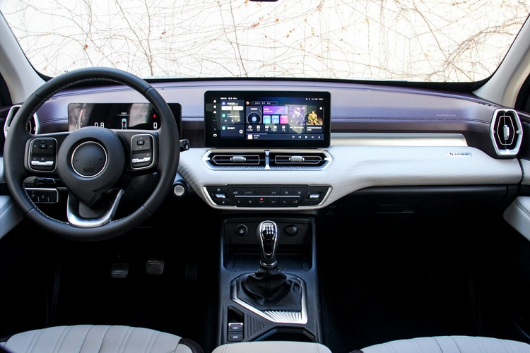 Khi nhìn trực diện mẫu xe này, chúng ta sẽ bắt gặp lưới tản nhiệt hình chữ nhật khá rộng, nằm trong viền mạ crôm dày dặn. Nằm giữa lưới tản nhiệt là logo hình nòng súng thần công dành riêng cho dòng xe Cannon. Ở hai bên lưới tản nhiệt là cụm đèn pha cũng có kích thước lớn và tích hợp dải đèn LED định vị ban ngày. Ngoài ra, xe còn được trang bị đèn sương mù nằm trên cản trước và tấm ốp cứng cáp bên dưới hốc gió trung tâm.