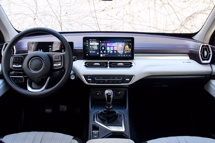 Khi nhìn trực diện mẫu xe này, chúng ta sẽ bắt gặp lưới tản nhiệt hình chữ nhật khá rộng, nằm trong viền mạ crôm dày dặn. Nằm giữa lưới tản nhiệt là logo hình nòng súng thần công dành riêng cho dòng xe Cannon. Ở hai bên lưới tản nhiệt là cụm đèn pha cũng có kích thước lớn và tích hợp dải đèn LED định vị ban ngày. Ngoài ra, xe còn được trang bị đèn sương mù nằm trên cản trước và tấm ốp cứng cáp bên dưới hốc gió trung tâm.