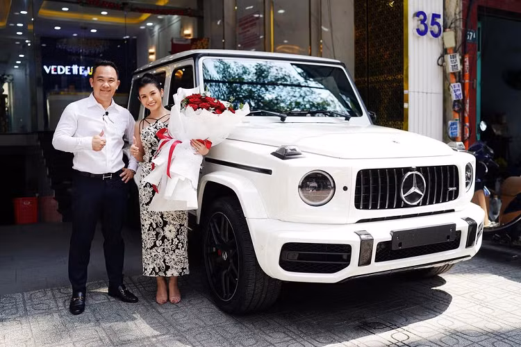 Mới đây, Saler Mercedes đã đăng tải lên kênh Youtube của mình clip bàn giao xe cho một nữ đại gia sinh năm 1994. Chiếc xe mà vị khách này đặt hàng chính là chiếc Mercedes G63 đình đám tại Việt Nam hiện nay, không những vậy phiên bản mà cô mua còn là phiên bản đặc biệt kỉ niệm 40 năm ra mắt dòng G-Class của hãng xe sang Mercedes-Benz.