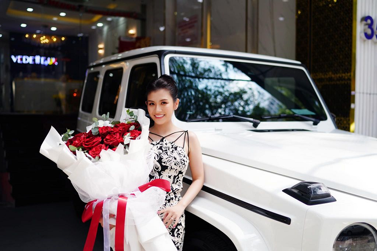 Phiên bản Mercedes-AMG G63 đặc biệt này là sản phẩm hợp tác của Mercedes-Benz và xưởng độ danh tiếng Carlex Design. Điểm nhấn của chiếc xe đến từ thiết kế bên trong với nội thất bọc da cao cấp tông màu đỏ rất nổi bật, bên thành cửa xe ngoài chất liệu da cao cấp còn có logo 40 Years Of Legend đi kèm hình ảnh mô phỏng dòng xe Mercedes-AMG G63.