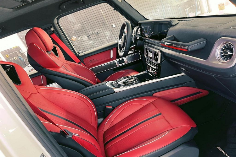 Để sở hữu chiếc xe này, nữ khách hàng đã bỏ ra tới 14 tỷ đồng để sở hữu Mercedes-AMG G63 đặc biệt và cô cho biết đây sẽ là món quà ý nghĩa mà cô tặng chồng mình nhân dịp sinh nhật