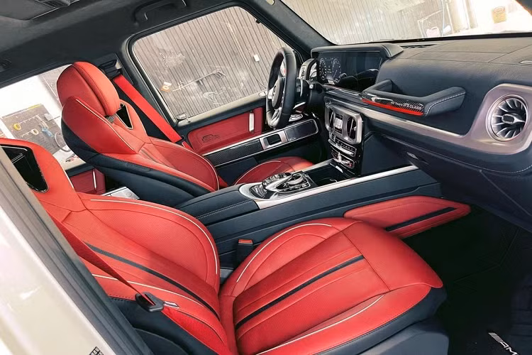 Để sở hữu chiếc xe này, nữ khách hàng đã bỏ ra tới 14 tỷ đồng để sở hữu Mercedes-AMG G63 đặc biệt và cô cho biết đây sẽ là món quà ý nghĩa mà cô tặng chồng mình nhân dịp sinh nhật