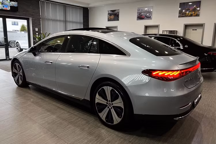 Về truyền động, bản tiêu chuẩn EQS450+ được trang bị một động cơ điện sử dụng nam châm vĩnh cửu đặt ở trục sau, sản sinh công suất 329 mã lực và 568 Nm momen xoắn, thời gian tăng tốc từ 0 - 100 km/h là 6.2 giây. Phiên bản này có phạm vi hoạt động tối đa 485 dặm (~ 780 km) theo quy trình kiểm tra WLTP được sử dụng phổ biến tại Đức. Con số này tương đương với khoảng 360 dặm (~ 579 km) tại Mỹ theo phương pháp đánh giá của EPA.