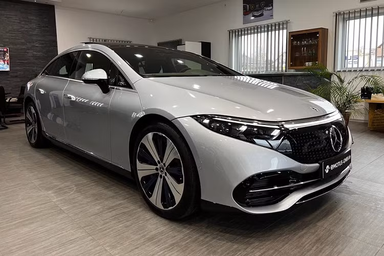 Tại thị trường Việt Nam hiện nay, phân khúc xe điện hạng sang đang ngày càng trở nên sôi động với sự xuất hiện của đa dạng các thương hiệu trên thế giới, có thể kể đến một số cái tên như Audi e-tron GT, Ford Mustang Mach-E, Porsche Taycan, Tesla Model X,…và một cái tên cũng đang rất được quan tâm là Mercedes-Benz EQS 2022 mới.