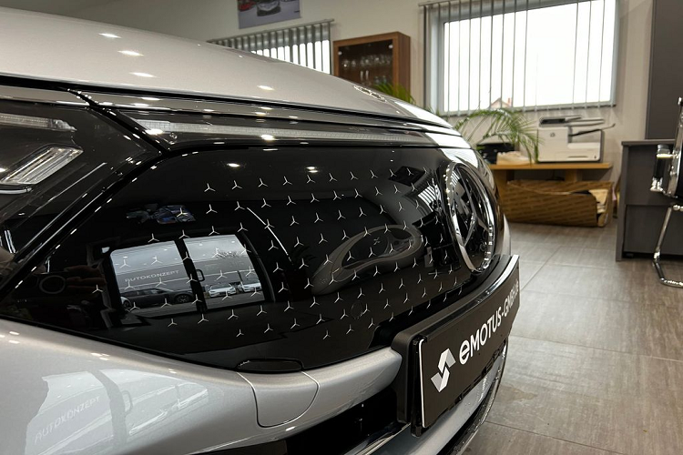 Với bản 580 4Matic, xe sẽ nhận được cụm màn hình Hyperscreen 56 inch vô cùng ấn tượng (gồm 3 màn hình nằm trong một khung kính duy nhất). Cả 2 màn hình đều được tích hợp hệ thống định vị thông minh có thể lập bản đồ trạm sạc và tính toán hợp lý cho xe về địa hình, tuyến đường, nhiệt độ, tốc độ cũng như các yêu cầu về sưởi và làm mát.