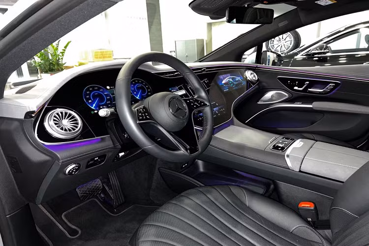 Điểm nhấn của EQS nằm ở bên trong cabin, nơi Mercedes-Benz đã nỗ lực kết hợp các yếu tố thiết kế độc đáo của riêng mình với loạt tính năng trang bị hàng đầu từ các mẫu xe khác trong dòng sản phẩm. Thiết lập khoang lái tiêu chuẩn có bố cục tương tự như S-Class thế hệ mới, bao gồm màn hình công cụ kỹ thuật số 12.3 inch và màn hình thông tin giải trí 12.8 inch.