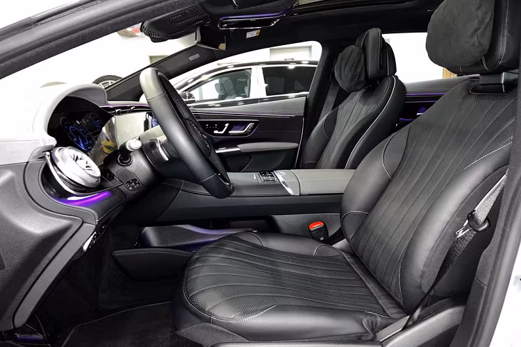 Trước đây, EQS vốn từng được coi là một phiên bản điện hoá của dòng S-Class nhưng thực tế lại cho thấy, đây là một mẫu xe hoàn toàn khác biệt về mọi thứ từ thiết kế tới khung gầm... Thậm chí, Mercedes-Benz EQS còn có phần đẳng cấp hơn hẳn so với người anh em S-Class.