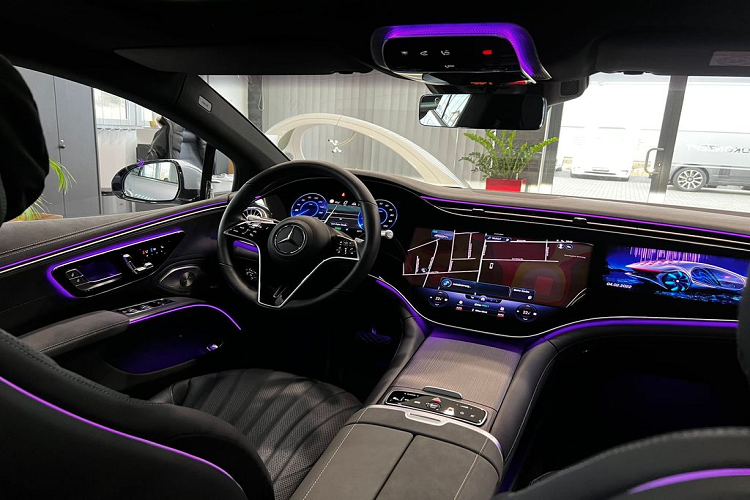 Ngoài ra, EQS 450+ còn sở hữu một loạt các hệ thống hỗ trợ lái xe từ Mercedes, bao gồm, hỗ trợ đỗ xe với hệ thống camera quan sát xung quanh và kiểm soát hành trình Cruise Control tiên tiến có thể giữ cho xe đi trên một làn đường duy nhất trong khi vẫn giữ khoảng cách đặt trước với những chiếc xe khác trên đường.