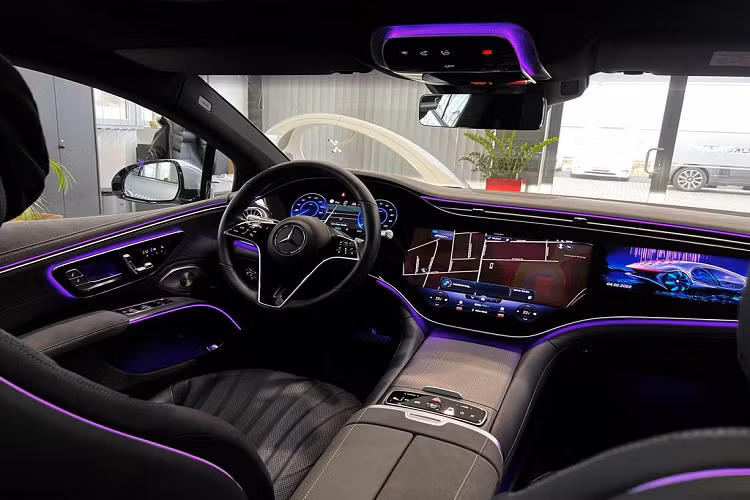 Ngoài ra, EQS 450+ còn sở hữu một loạt các hệ thống hỗ trợ lái xe từ Mercedes, bao gồm, hỗ trợ đỗ xe với hệ thống camera quan sát xung quanh và kiểm soát hành trình Cruise Control tiên tiến có thể giữ cho xe đi trên một làn đường duy nhất trong khi vẫn giữ khoảng cách đặt trước với những chiếc xe khác trên đường.