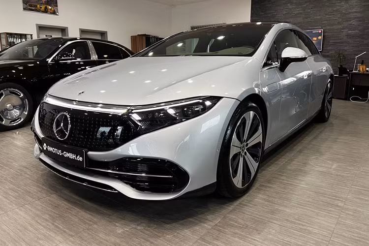 Mặc dù dòng xe điện Mercedes-Benz EQS đã có mặt trên trang chủ của Mercedes-Benz Việt Nam từ những tháng cuối năm 2021, nhưng đến nay thông tin chi tiết về giá bán của mẫu xe này vẫn chưa được hãng công bố. Mới đây, một doanh nghiệp tư nhân đã bất ngờ chào bán Mercedes-Benz EQS với giá lên tới hơn 8 tỷ đồng cho phiên bản EQS 450+.
