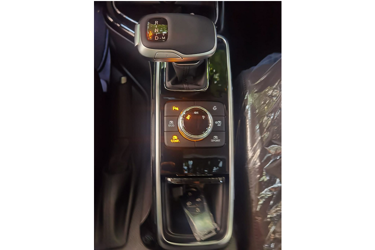 Một số trang bị đáng chú ý có thể kể đến màn hình giải trí trung tâm kích thước 8 inch, cụm đồng hồ màn hình kỹ thuật số 10,25 inch giao diện giống Mercedes-Benz, sưởi vô-lăng hay khởi động nút bấm. Bản cao cấp tại thị trường nước ngoài còn có cửa sổ trời và hai màn hình giải trí riêng cho hàng ghế sau.