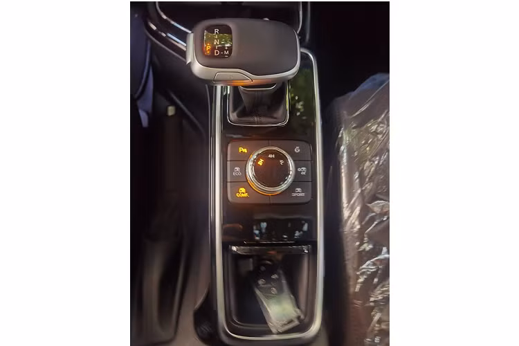 Một số trang bị đáng chú ý có thể kể đến màn hình giải trí trung tâm kích thước 8 inch, cụm đồng hồ màn hình kỹ thuật số 10,25 inch giao diện giống Mercedes-Benz, sưởi vô-lăng hay khởi động nút bấm. Bản cao cấp tại thị trường nước ngoài còn có cửa sổ trời và hai màn hình giải trí riêng cho hàng ghế sau.