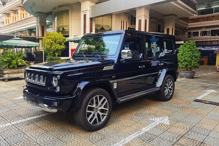 Kể từ khi ra mắt lần đầu tiên vào năm 2016, mẫu xe này đã gây nhiều tranh cãi vì có thiết kế “một chín một mười” với Mercedes-Benz G-Class. Điều này được thể hiện rõ ràng nhất ở kiểu dáng hình hộp, phần mái phẳng, bản lề cửa lộ ra ngoài, cửa khoang hành lý mở ngang hay bánh dự phòng gắn phía sau. 