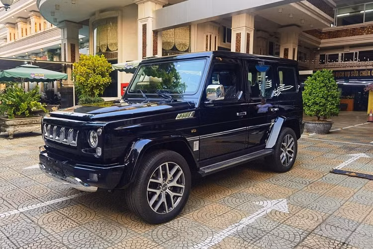 Kể từ khi ra mắt lần đầu tiên vào năm 2016, mẫu xe này đã gây nhiều tranh cãi vì có thiết kế “một chín một mười” với Mercedes-Benz G-Class. Điều này được thể hiện rõ ràng nhất ở kiểu dáng hình hộp, phần mái phẳng, bản lề cửa lộ ra ngoài, cửa khoang hành lý mở ngang hay bánh dự phòng gắn phía sau. 