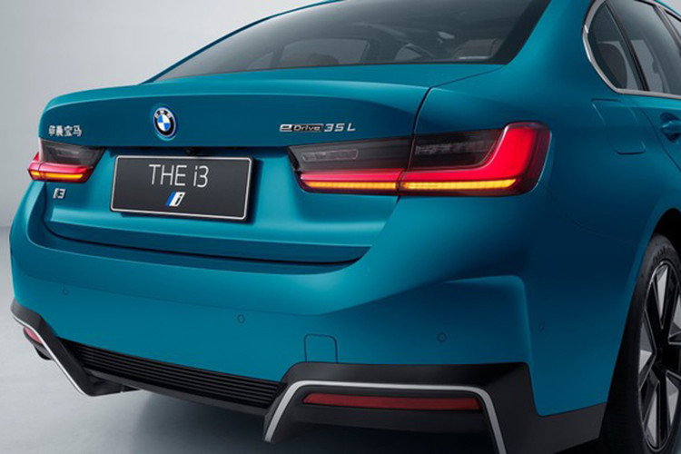 Bên cạnh đó, hệ thống treo trên BMW i3 eDrive35L hoàn toàn mới cũng được hiệu chỉnh đặc biệt phù hợp cho điều kiện đường tại Trung Quốc bởi đơn vị BMW Brilliance Automotive R&amp;D đặt tại Thẩm Dương.