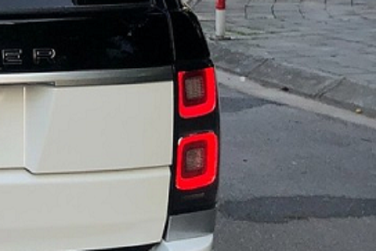 Ngoài ra còn có xe Range Rover Autobiography 2018 sở hữu động cơ V8, dung tích 5.0 lít, Supercharged, sản sinh ra công suất tối đa 518 mã lực, cao hơn 138 mã lực so với xe Range Rover Autobiography LWB 2018 chính hãng và mô-men xoắn cực đại đạt 625 Nm, tăng 165 Nm so với bản sử dụng động cơ V6, dung tích 3.0 lít.