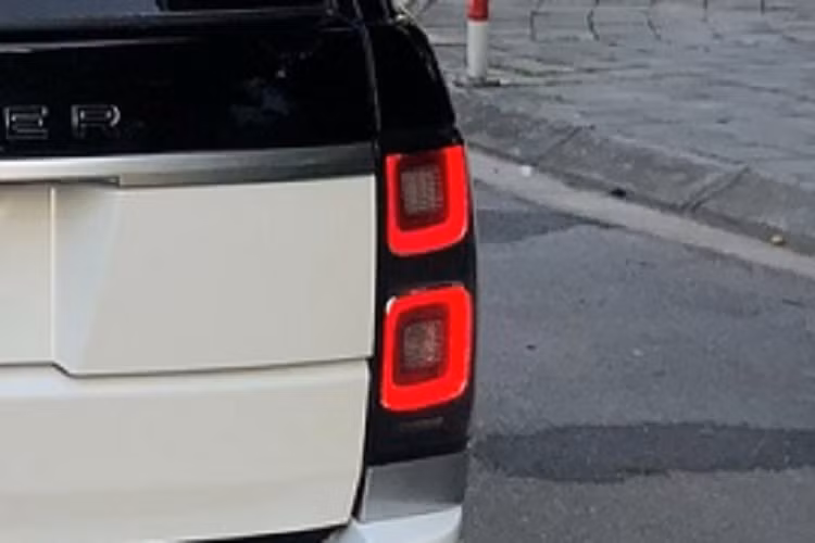 Ngoài ra còn có xe Range Rover Autobiography 2018 sở hữu động cơ V8, dung tích 5.0 lít, Supercharged, sản sinh ra công suất tối đa 518 mã lực, cao hơn 138 mã lực so với xe Range Rover Autobiography LWB 2018 chính hãng và mô-men xoắn cực đại đạt 625 Nm, tăng 165 Nm so với bản sử dụng động cơ V6, dung tích 3.0 lít.