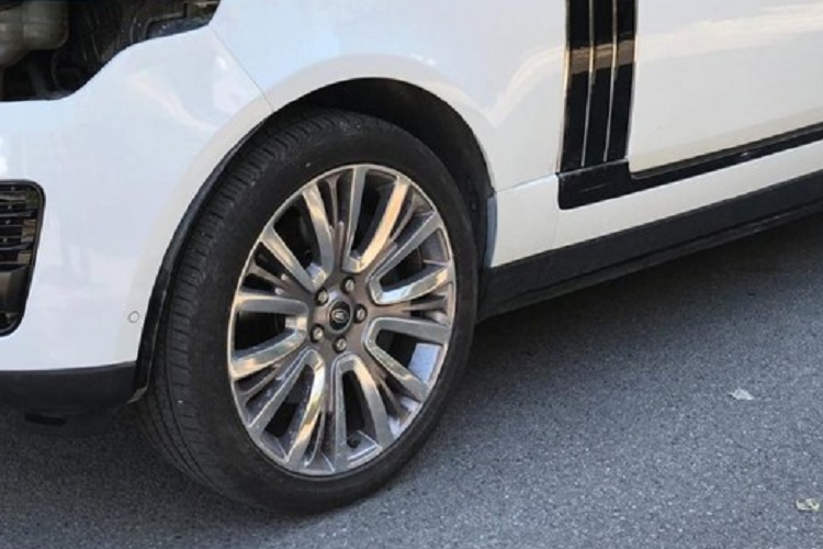 Vòng ra phía đuôi xe, chiếc xe SUV hạng sang Range Rover đời 2014 này có trang bị cản va sau, ống xả hoàn toàn mới và đẳng cấp nhất chính là cụm đèn hậu LED của SUV hạng sang Range Rover nâng cấp giữa vòng đời. Cuối cùng là việc chủ nhân cho xe sơn lại bộ áo 2 tông màu với nửa thân trên hoàn thiện màu đen còn nửa thân dưới là màu sơn gốc của xe.