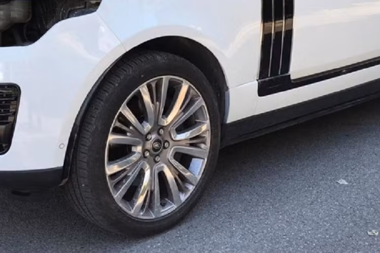 Vòng ra phía đuôi xe, chiếc xe SUV hạng sang Range Rover đời 2014 này có trang bị cản va sau, ống xả hoàn toàn mới và đẳng cấp nhất chính là cụm đèn hậu LED của SUV hạng sang Range Rover nâng cấp giữa vòng đời. Cuối cùng là việc chủ nhân cho xe sơn lại bộ áo 2 tông màu với nửa thân trên hoàn thiện màu đen còn nửa thân dưới là màu sơn gốc của xe.