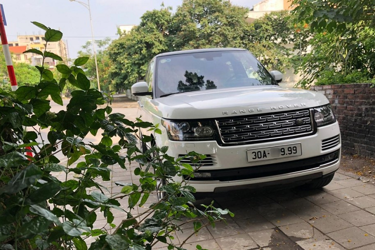 Dù không chia sẻ mình đã bỏ ra chính xác bao nhiêu tiền để độ lại chiếc xe SUV hạng sang Range Rover này nhưng con số ước tính sẽ không nhỏ. Hình ảnh do đơn vị thi công hô biến ngoại hình xe Range Rover đời 2014 lên bản nâng cấp giữa vòng đời có thể thấy là hơn 15 món đồ độ đi kèm.