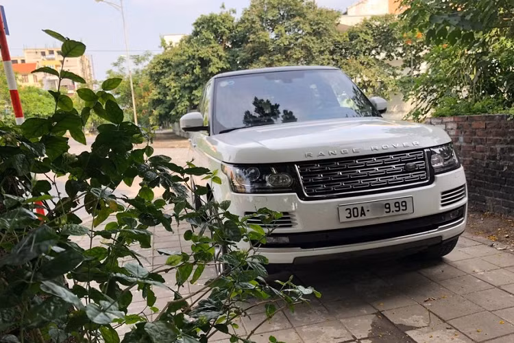 Dù không chia sẻ mình đã bỏ ra chính xác bao nhiêu tiền để độ lại chiếc xe SUV hạng sang Range Rover này nhưng con số ước tính sẽ không nhỏ. Hình ảnh do đơn vị thi công hô biến ngoại hình xe Range Rover đời 2014 lên bản nâng cấp giữa vòng đời có thể thấy là hơn 15 món đồ độ đi kèm.