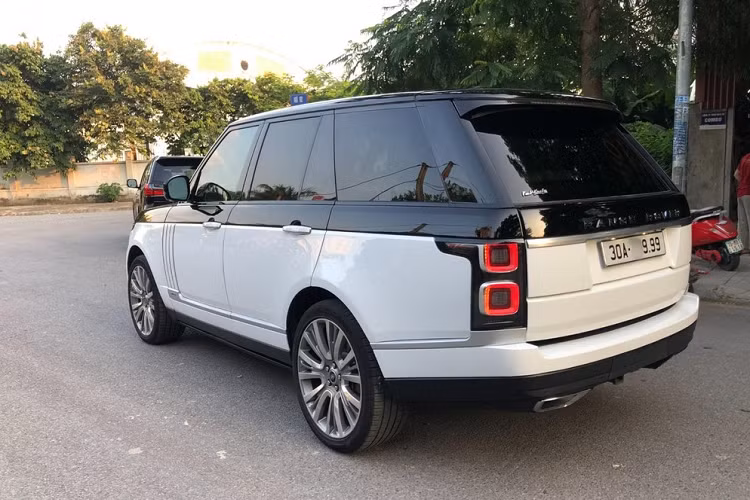Chưa dừng lại đó, SUV hạng sang Range Rover Autobiography LWB 2018 sử dụng động cơ V8 còn có khả năng tăng tốc từ vị trí xuất phát lên 100 km/h chỉ trong thời gian 5,5 giây, nhanh hơn con số 7,4 giây của chiếc SUV hạng sang sử dụng động cơ V6, tốc độ tối đa 225 km/h.