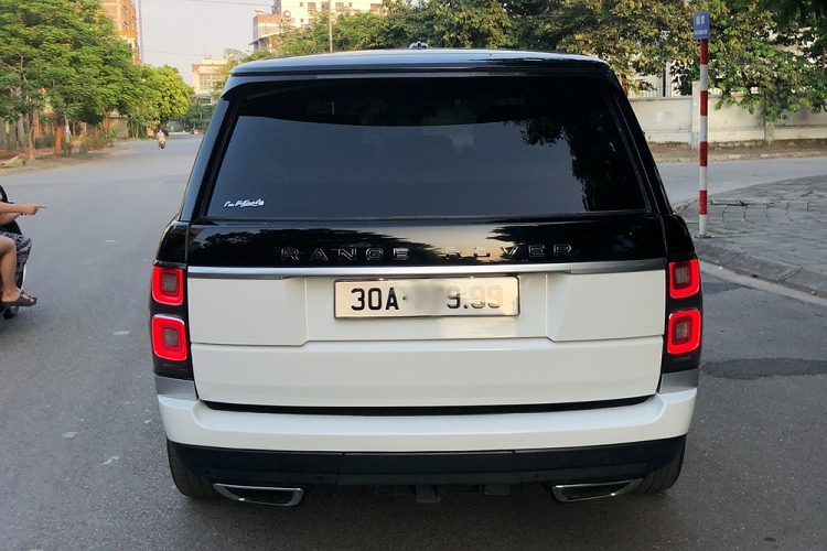 Động cơ kết hợp cùng hộp số tự động 8 cấp và hệ dẫn động 4 bánh, nhờ đó, Range Rover Autobiography 2018 có khả năng tăng tốc từ vị trí xuất phát lên 100 km/h trong thời gian 7,4 giây trước khi đạt tốc độ tối đa 209 km/h.