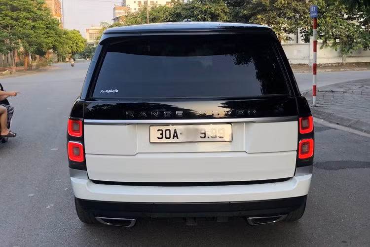 Động cơ kết hợp cùng hộp số tự động 8 cấp và hệ dẫn động 4 bánh, nhờ đó, Range Rover Autobiography 2018 có khả năng tăng tốc từ vị trí xuất phát lên 100 km/h trong thời gian 7,4 giây trước khi đạt tốc độ tối đa 209 km/h.