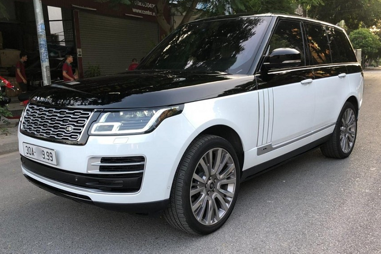Còn đây là diện mạo hoàn chỉnh của xe SUV hạng sang Range Rover đời 2014 sau khi lên đời thành bản 2018 trở về sau này, đèn pha Pixel-Laser LED có chức năng tự điều chỉnh góc chiếu