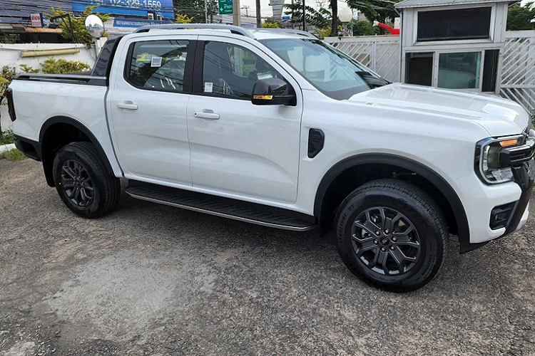 Bước sang thế hệ mới, Ford Ranger 2022 thế hệ mới sử dụng nền tảng khung gầm mới, nhờ đó xe lớn hơn so với thế hệ cũ. Cụ thể, kích thước của Ford Ranger 2022 dài hơn 8 mm, rộng hơn 58 mm, cao hơn 54 mm. Bên cạnh đó, chiều dài cơ sở tăng 50 mm so với thế hệ cũ.