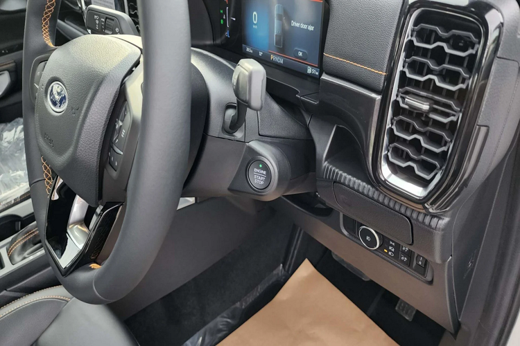 Về động cơ và hệ truyền động, Ford Ranger Wildtrak 2.0L Bi-Turbo 4x4 10AT 2022 sử dụng động cơ Dầu (EcoBlue), dung tích 2.0L tăng áp kép (biturbo) sản sinh công suất tối đa 210 mã lực tại 3.750 vòng/phút và mô-men xoắn cực đại 500 Nm tại dải vòng tua máy từ 1.750 - 2.000 vòng/phút.