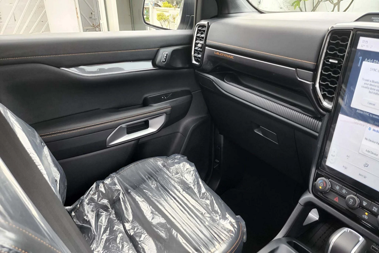 Xe sử dụng kết hợp với hộp số tự động 10 cấp (10AT), hệ dẫn động cầu sau và hai cầu (chuyển cầu điện tử) với 6 chế độ lái.