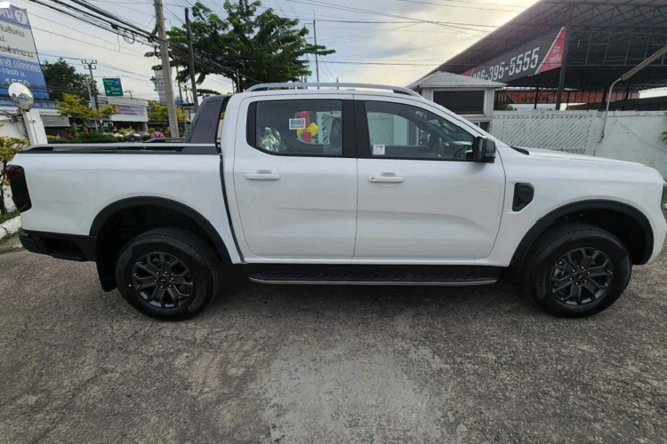 Tương tự thế hệ cũ, Ford Ranger thế hệ mới bao gồm phiên bản Wildtrak này sẽ được lắp ráp tại nhà máy đặt ở Hải Dương. Giá bán sẽ sớm được công bố sau thời điểm ra mắt. Được biết, Ford Ranger phiên bản Wildtrak 2.0L Bi-Turbo 4x2 10AT 2022 có giá dự kiến khoảng 985 triệu đồng.