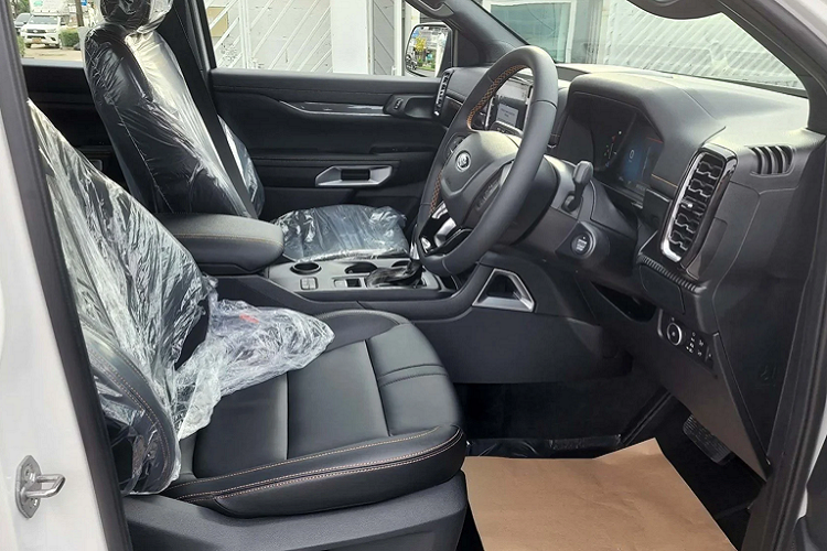 Khoang nội thất Ford Ranger Wildtrak 2.0L Bi-Turbo 4x2 10AT 2022 nổi bật với thiết kế hiện đại, xe sử dụng cụm đồng hồ hỗ trợ lái kỹ thuật số hoàn toàn với kích thước 12,4 inch, trong khi màn hình giải trí trung tâm là loại cảm ứng cỡ lớn kích thước 12 inch, tích hợp hệ thống thông tin giải trí SYNC4.