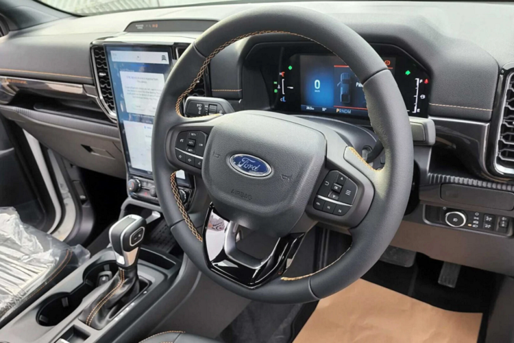 Ở phiên bản Forrd Wildtrak 2022 hai cầu cao cấp này, ngoại thất xe được trang bị đèn pha Matrix LED tự động bật/tắt, đi kèm với ổ cắm điện trong thùng sau. “Dàn chân” lắp bộ mâm hợp kim 18 inch sơn màu xám khoẻ khoắn.