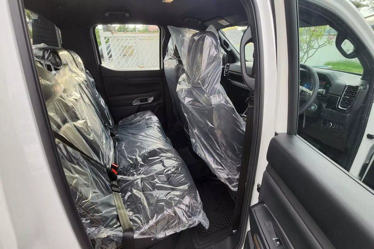 Wildtrak 2.0L Bi-Turbo 4x2 10AT 2022 được trang bị an toàn với 7 túi khí, loạt phanh ABS/EBD, cân bằng điện tử, kiểm soát lực kéo, hỗ trợ khởi hành ngang dốc, hệ thống chống lật và kiểm soát hành trình.