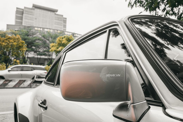 Để đáp ứng tiêu chuẩn an toàn, những chiếc Porsche 930 Turbo tại Việt Nam còn có thêm 2 chi tiết nhô ra ở cản sau. Xe sử dụng bộ mâm 5 chấu được sơn hai màu đen - bạc đẹp mắt.