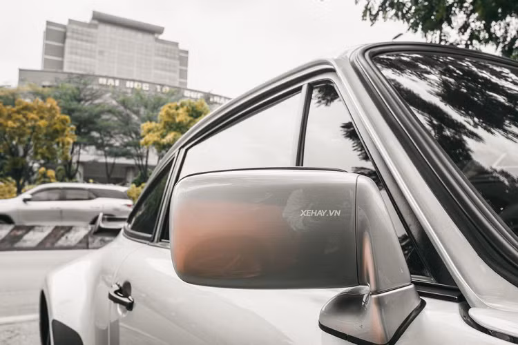 Để đáp ứng tiêu chuẩn an toàn, những chiếc Porsche 930 Turbo tại Việt Nam còn có thêm 2 chi tiết nhô ra ở cản sau. Xe sử dụng bộ mâm 5 chấu được sơn hai màu đen - bạc đẹp mắt.