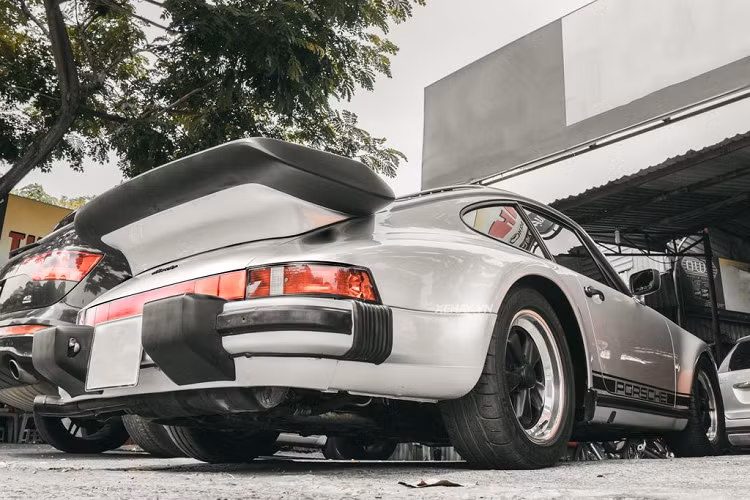 Với mục đích của việc tối giản hoá thiết kế nội thất chiếc xe, nhằm giúp tài xế tập trung vào trải nghiệm của xe mang lại. Từng là mẫu xe mạnh nhất trong gia đình Porsche suốt thời gian dài, nên 930 Turbo được trang bị khối động cơ khá “ghê gớm”.