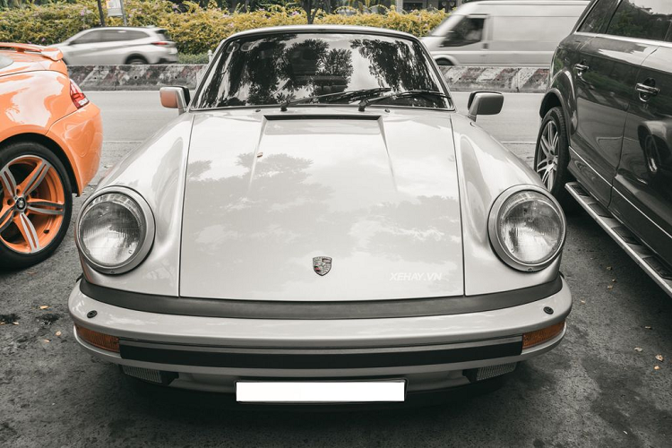 Các thông số kỹ thuật của mẫu xe ra đời năm 1974 cho thấy nó cũng không hề kém cạnh nhiều mẫu xe thể thao hiện đại ngày nay. Với vẻ đẹp cổ điển và hầu như không hề lỗi mốt theo thời gian, Porsche 930 Turbo vẫn luôn được lòng các đại gia thích chơi hàng cổ.